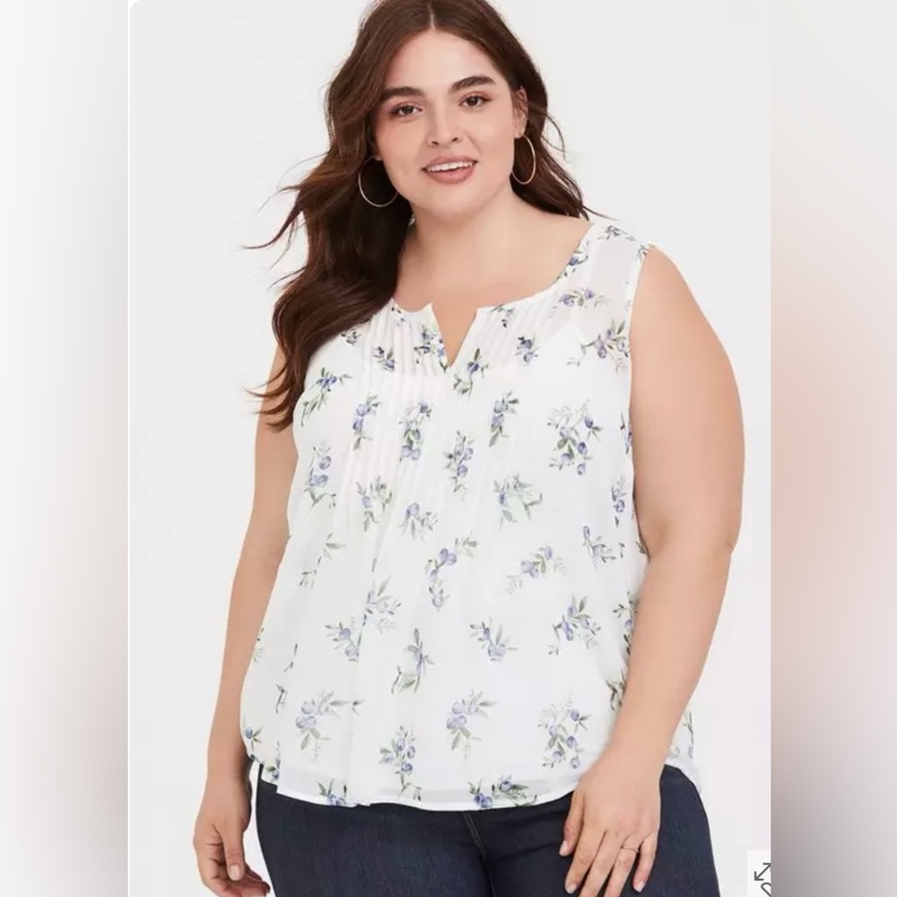 *Torrid Crinkle Chiffon Pintuck Tank size 1 white blueberry blueberries